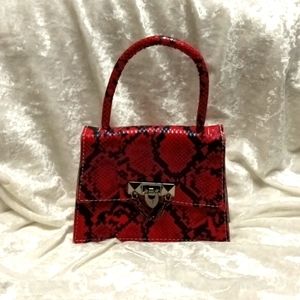 Small snake skin type clutch